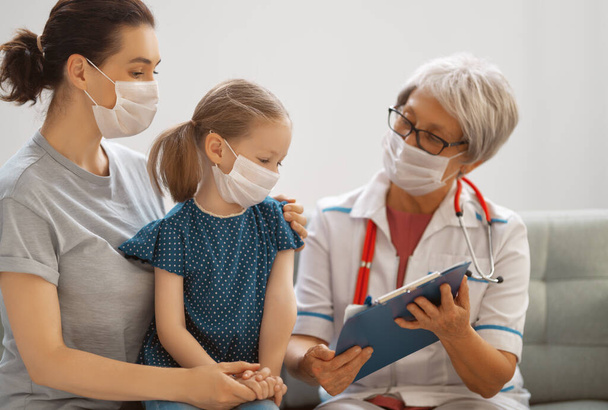 Arzt, Kind und Mutter tragen bei Coronavirus und Grippeausbruch Gesichtsmasken. Virenschutz. COVID-2019. Masken tragen. - Foto, Bild