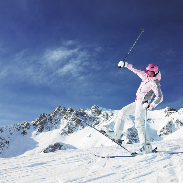 vrouw skiër - Foto, afbeelding