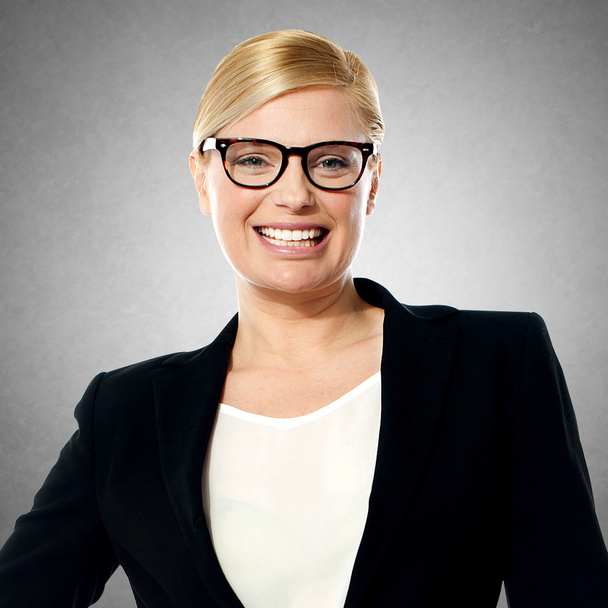 Smiling corporate woman - Valokuva, kuva