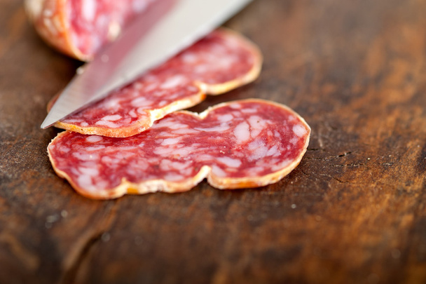 olasz salame pressato préselt, szeletelés - Fotó, kép