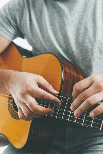 Primer plano en manos de un guitarrista tocando la guitarra clásica en técnica de dos manos. - Foto, Imagen
