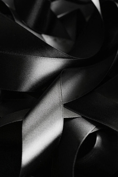 Musta ja valkoinen silkkinauha taustana, abstraktina ja ylellisenä brändinä - Valokuva, kuva