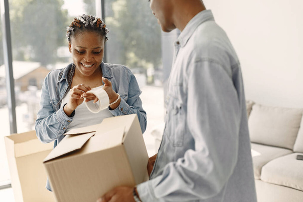 Couple with boxes moving into new home smiling - Foto, immagini