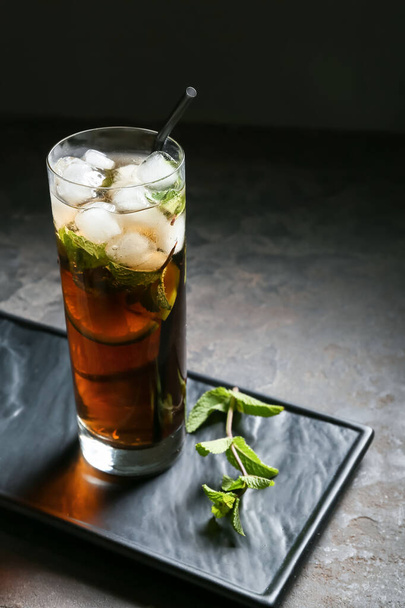Ein Glas leckerer Cuba-Libre-Cocktail auf dem Tisch - Foto, Bild