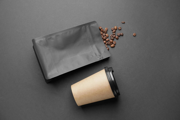Sacchetto di caffè bianco e tazza su sfondo scuro - Foto, immagini