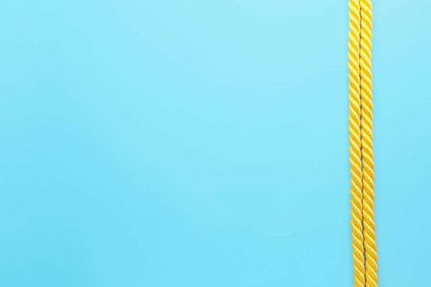 Lange Seile auf farbigem Hintergrund - Foto, Bild
