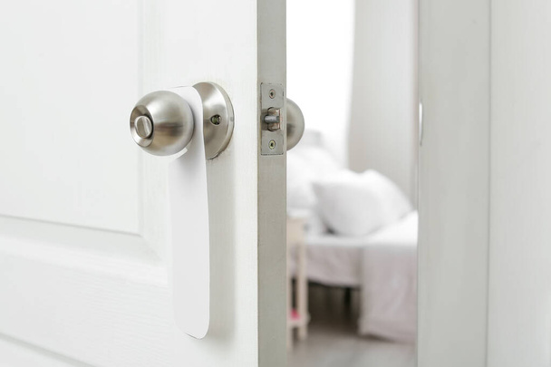 Open deur in moderne hotelkamer, close-up - Foto, afbeelding
