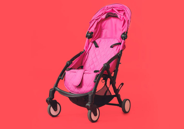 cochecito de bebé moderno sobre fondo de color - Foto, imagen