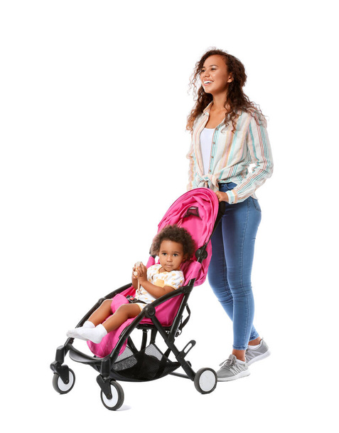 アフリカ系アメリカ人女性と彼女の可愛いです赤ちゃんでベビーカー上の白い背景 - 写真・画像