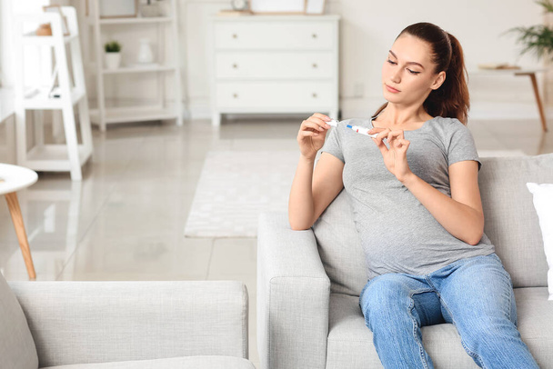 Kobiety w ciąży z cukrzycą mierzące stężenie cukru we krwi w domu - Zdjęcie, obraz
