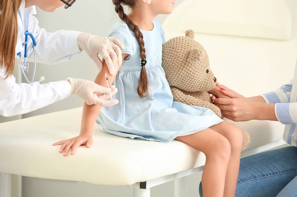 Ο γιατρός κάνει την ένεση ινσουλίνης διαβητικού κοριτσιού στην κλινική - Φωτογραφία, εικόνα