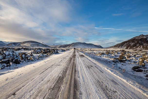 Piękne ujęcie śnieżnego krajobrazu górskiego w Snaefellsnes, Islandia - Zdjęcie, obraz