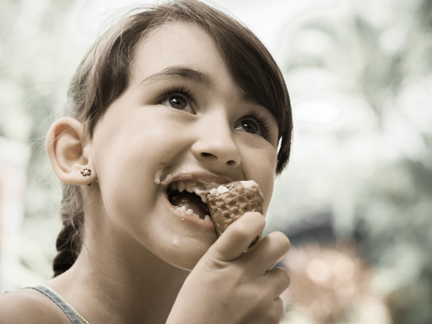 Mädchen isst Eis - Foto, Bild