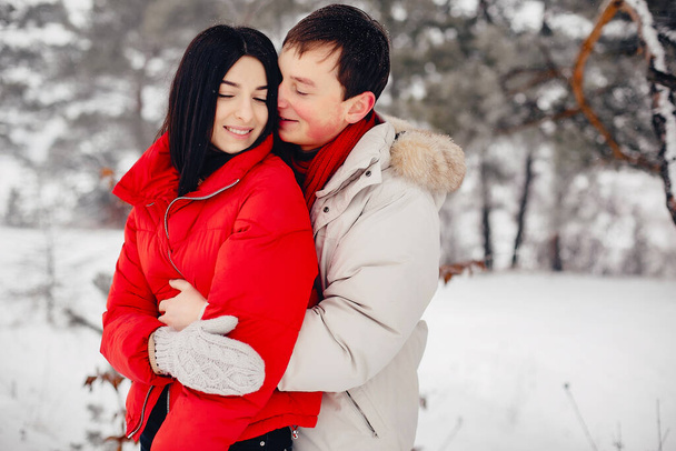 Loving couple walking in a winter park - Zdjęcie, obraz
