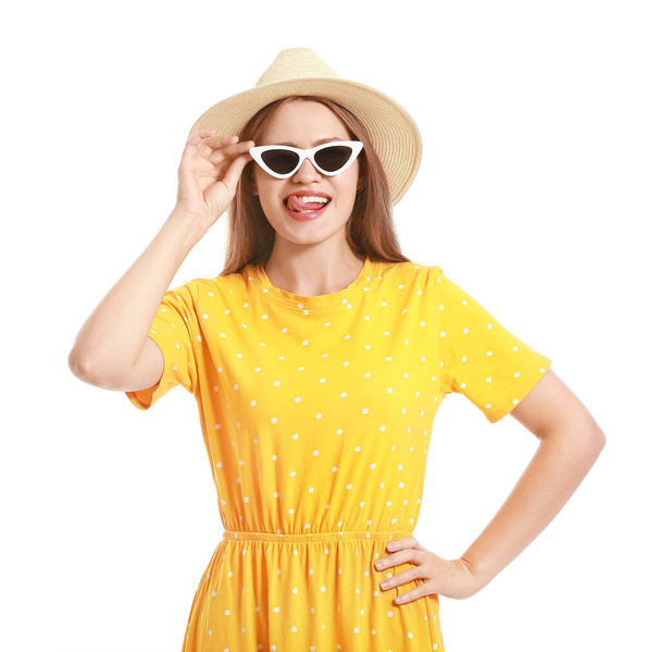 Bella donna con eleganti occhiali da sole su sfondo bianco - Foto, immagini