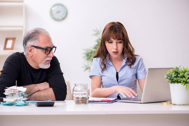 Financial advisor giving retirement advice to old man - Fotoğraf, Görsel
