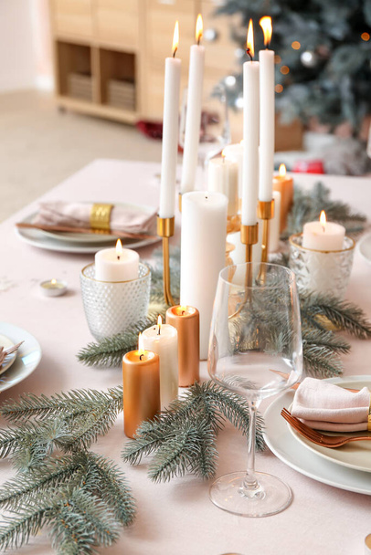 Oturma odasında Noel süslemeleri olan güzel bir masa. - Fotoğraf, Görsel