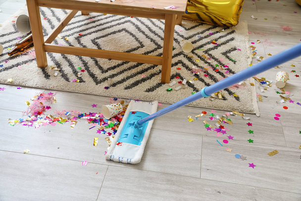 Limpieza de la habitación desordenada después de la fiesta - Foto, Imagen