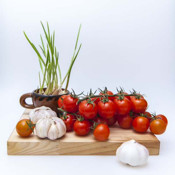 Cherry tomatoes and garlic for cooking salad - Foto, imagen
