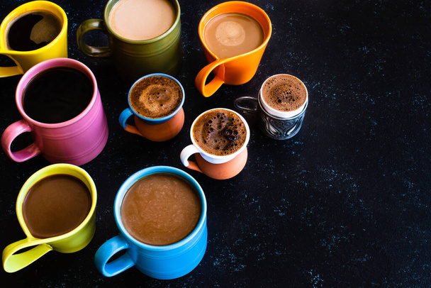 Многие жареные кофейные зерна на столе. Концепция кофе с различными видами.  - Фото, изображение