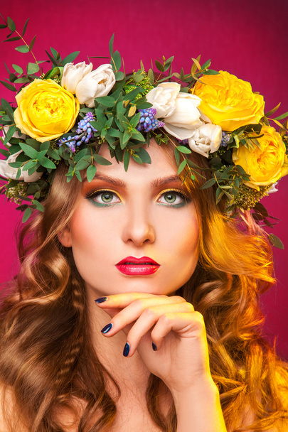 Gorgeous woman with wreath on hair - Fotoğraf, Görsel