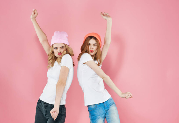 Dvě přítelkyně módní oblečení zábava a radost životní styl růžové pozadí - Fotografie, Obrázek