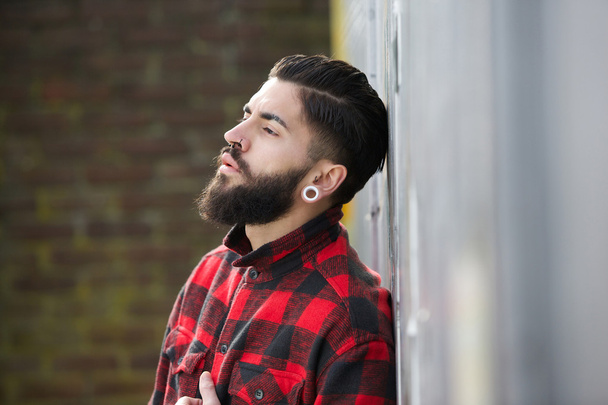 Hombre con barba parado al aire libre solo
 - Foto, Imagen