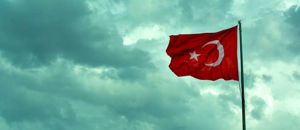 Chmurne niebo i tło flagi tureckiej - Zdjęcie, obraz