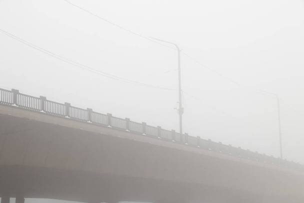 朝のドニプロ市のウクライナの霧の中の古い橋 - 写真・画像