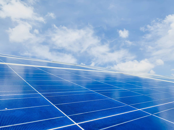 Solaranlage (Solarzelle) mit Wolke am Himmel, heißes Klima führt zu gesteigerter Stromproduktion, Alternative Energie zur Energieeinsparung der Welt, Photovoltaik-Modulidee zur Produktion sauberer Energie. - Foto, Bild