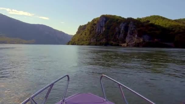 Gita in barca sul Danubio. Gole del Danubio. Romania. Vista dalla barca - Filmati, video