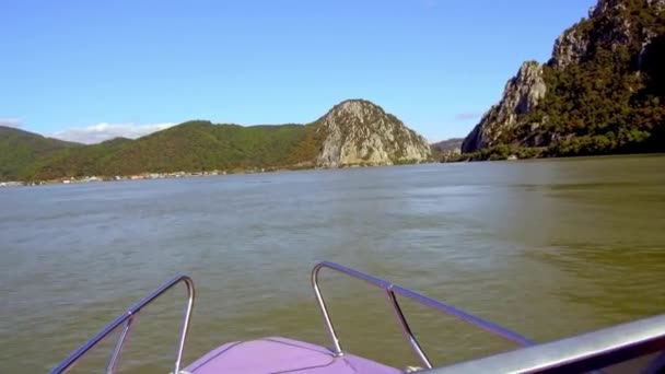 Gita in barca sul Danubio. Gole del Danubio. Romania. Vista dalla barca - Filmati, video