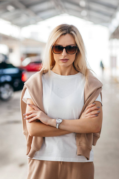 Стильная блондинка в белой футболке и очках - Фото, изображение