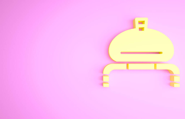 Желтый хлеб и соль на иконке полотенца изолированы на розовом фоне. Национальный пищевой рулет. Традиционный украинский свадебный хлеб. Концепция минимализма. 3D-рендеринг. - Фото, изображение