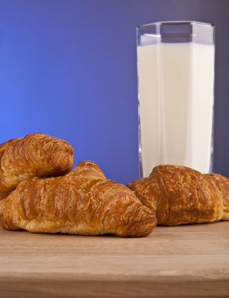 vidro de leite com croissants
 - Foto, Imagem