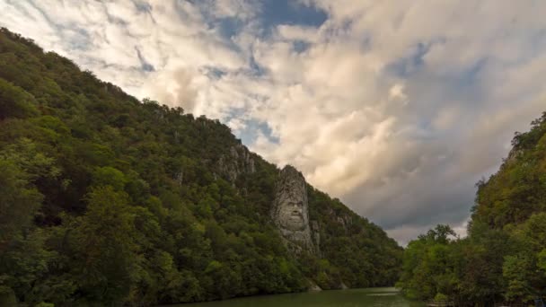 Testa di Decebalo Scolpita nella Roccia, Scolpita nelle Montagne, Esalnita, Gole del Danubio (Cazanele Dunarii). Timelapse - Filmati, video