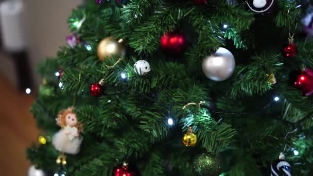 Szépen díszített karácsonyfa játékokkal, golyókkal és villogó fényekkel. - Felvétel, videó