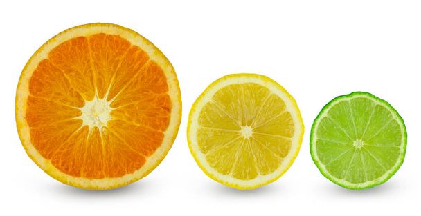 Cítricos rodaja naranja limón y lima aislados sobre fondo blanco - Foto, imagen