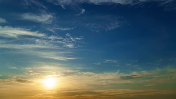 όμορφο ηλιοβασίλεμα ουρανό time lapse με φωτεινό ήλιο ως φόντο - Πλάνα, βίντεο