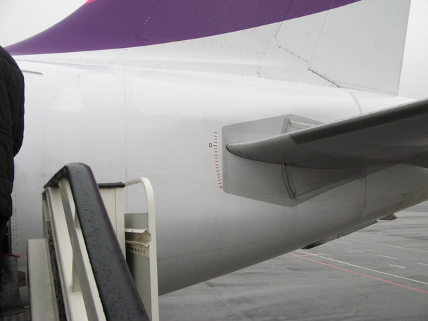 vliegtuigen met verbonden instapbrug - instappen om op te stijgen - Foto, afbeelding