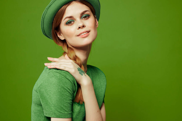 День святого Патрика счастливая женщина зеленая футболка шляпа тримрок праздники весело - Фото, изображение