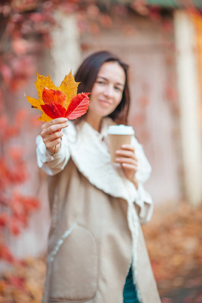 Podzimní koncepce - krásná žena v podzimním parku pod podzimním listím - Fotografie, Obrázek