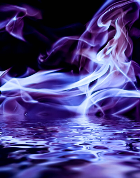 Αφηρημένος πορφυρός καπνός στο νερό ως ελάχιστο φόντο, μαγικό σκηνικό και σχεδιασμός ροής - Φωτογραφία, εικόνα