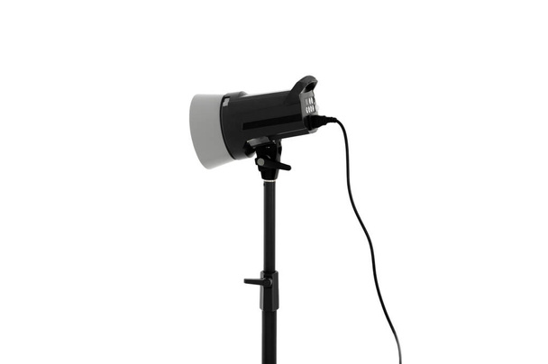 Luci da studio e lampadine flash sono disponibili separatamente su sfondo bianco. Apparecchiature fotografiche con tecnologia professionale - Foto, immagini