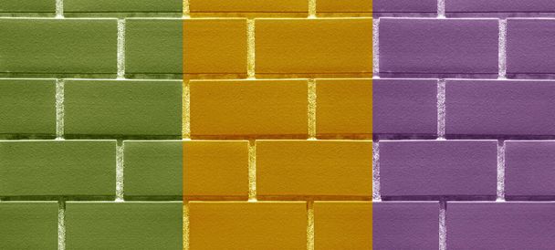 Tripla tonalità di parete di mattoni colorati caldi per sfondo o banner del concetto di autunno - Foto, immagini