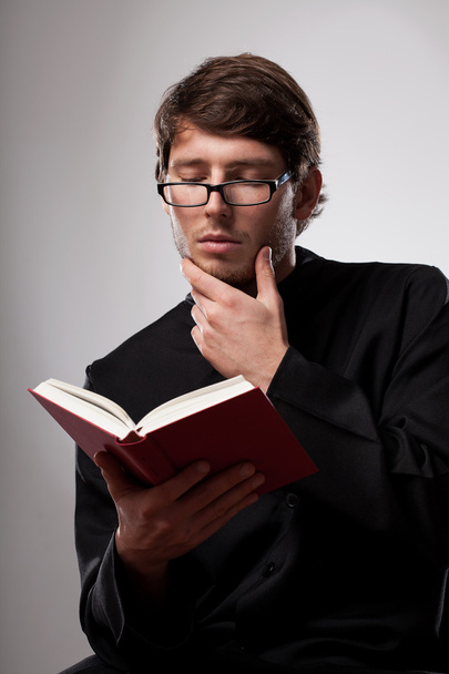 Priest is reading - Foto, immagini