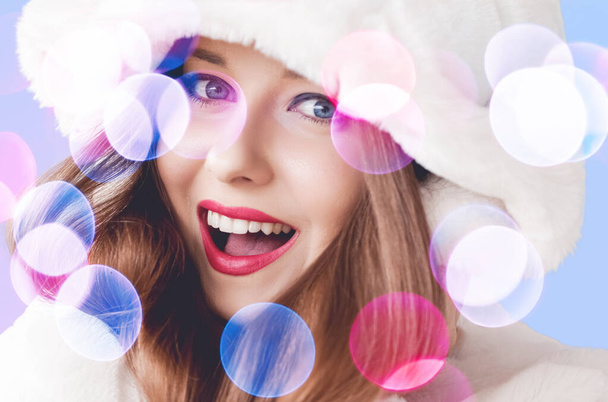 Hyvää joulua muotokuva hymyilevä nuori nainen yllään pörröinen valkoinen turkki, ylellinen kauneus ja onnellinen loma - Valokuva, kuva