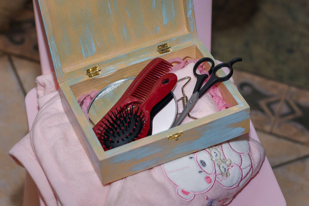 Шафа з пензлем для волосся, дзеркалом і ножицями для першої стрижки для дівчинки
 - Фото, зображення