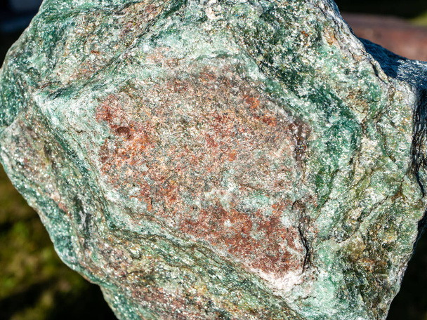 groene avanturine minerale rots achtergrond - Foto, afbeelding