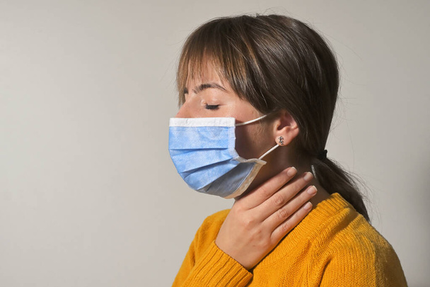 Жінка, яка носить медичну захисну маску і біль від горя - Фото, зображення